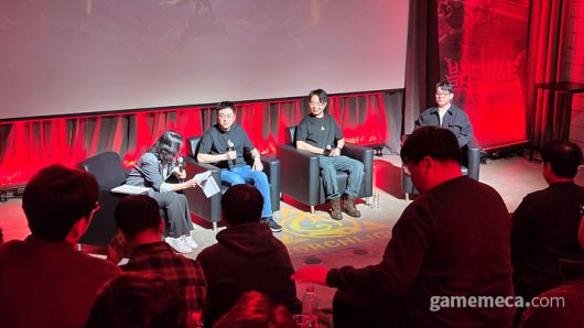 ▲ 제작진이 토치콘 서울 행사에서 유저들과 소통 중이다 (사진: 게임메카 촬영)