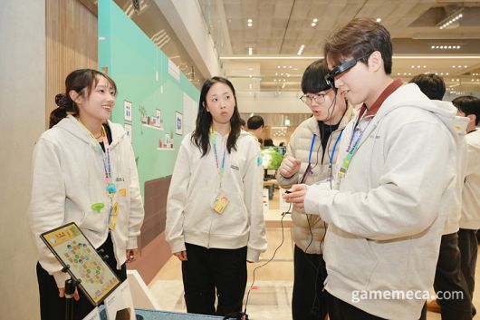 ▲ 함께하는 플레이버디 보조기기 시연 (사진제공: 카카오게임즈)