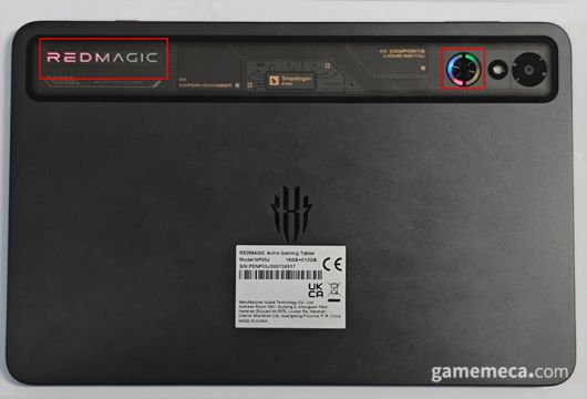 ▲ 우측엔 팬 회전, 죄측엔 사운드에 맞춰 불이 들어옵니다 (사진: 게임메카 촬영)