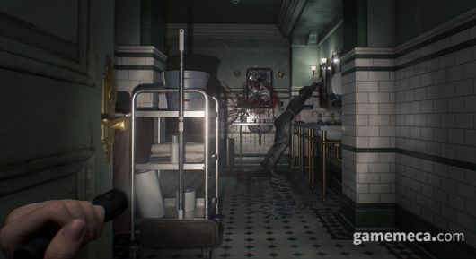 ▲ 시원하게 좀비를 공격하는 레온 (사진제공: 캡콤)