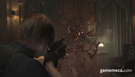 ▲ 그레이스의 총, 대미지가 낮다 (사진제공: 캡콤)