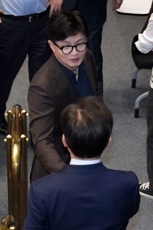 비상계엄 해제 요구 국회 본회의에서 인사하는 한동훈·이재명 [연합뉴스]