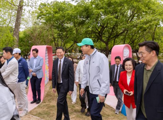 5일 어린이날을 맞이해 서울 어린이대공원에 공개된 ‘핑크드림가든’에 오세훈 서울시장(가운데 오른쪽)이 방문해 SPC그룹 허희수 부사장(왼쪽)과 함께 정원을 둘러보고 있다. [사진제공=배스킨라빈스]