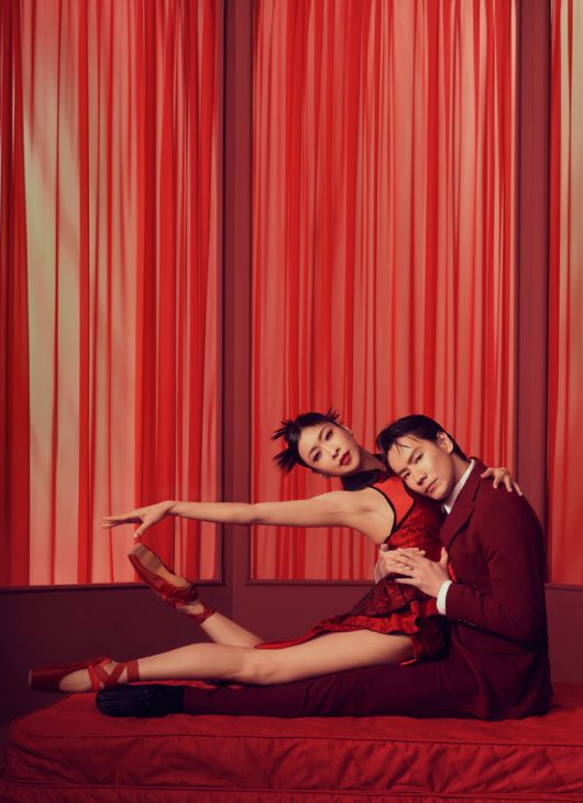 셉팀 웨버 홍콩발레단 감독이 영화 ‘화양연화’에서 영감을 받았다고 밝힌 ‘로미오+줄리엣’ 포스터. 왼쪽부터 수석 무용수 예 페이페이와 카토 료. 사진제공=홍콩발레단