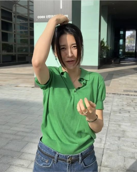 박하선은 깔끔한 피케 스타일의 반팔 니트 톱을 착용했다. 사진=박하선 SNS