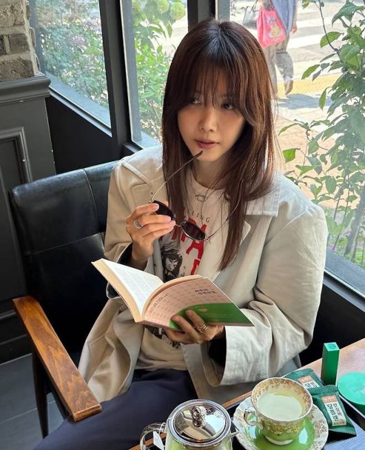 채정안이  특유의 내추럴하면서도 세련된 무드를 선보였다. 사진=채정안 SNS