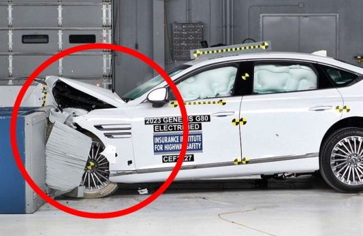 IIHS 충돌 테스트 장면 [사진출처=IIHS 영상 캡처]
