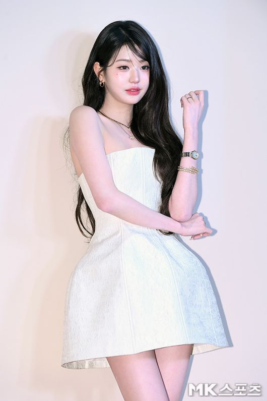 장원영 특유의 당당한 미소, 손하트 포즈는 현장 분위기를 한층 밝게 만들었다.사진=천정환기자