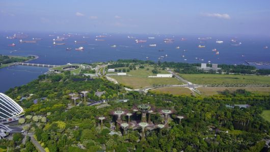 샌즈 스카이 파크에서 내려다 본 가든 스 바이 더 베이와 마리나 해협/사진=김지은 여행+ 기자