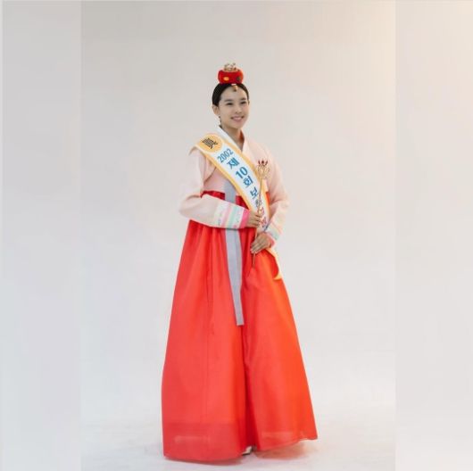 정면을 응시한 조윤희의 표정은 절제된 미소 속에서도 강한 의지를 담고 있었다.사진=조윤희 SNS