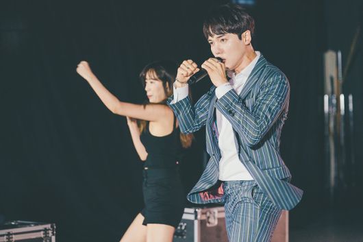 가수 겸 파이터 이대원이 엔젤스파이팅챔피언십 입식 페더급 부문 연예인 챔피언 자격으로 AFC14 축하공연에 나섰다. 사진=엔젤스파이팅챔피언십 제공