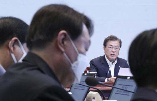 윤석열 검찰총장 바라보는 문재인 대통령 [사진 = 연합뉴스]