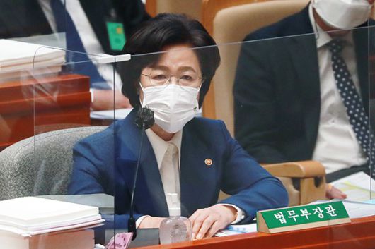 추미애 법무부장관이 11일 오전 서울 여의도 국회에서 열린 예산결산특별위원회 전체회의에서 2021년도 예산안과 관련해 질의에 답하고 있다.[사진=김호영기자]