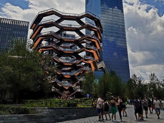 2019년 3월 문을 연 허드슨 야드 광장의 조망시설 '베슬' 전경. 펜실베이니아역 쪽에서 바라본 모습이다. /사진=송경은 기자