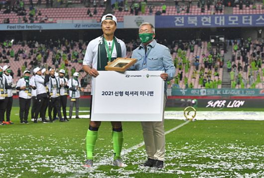 정의선 회장은 지난해 11월1일 전북 현대 우승 현장에서 은퇴하는 이동국 선수에게  신형 미니밴 교환권을 선물로 제공했다. [사진 제공=현대차]