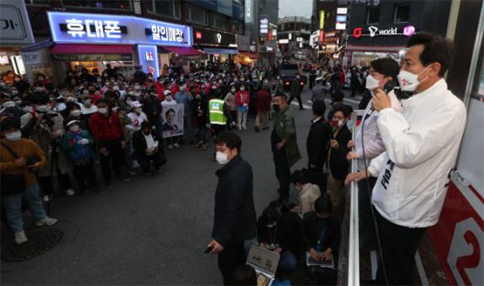 오세훈 국민의힘 서울시장 후보는 안철수 국민의당 대표와 함께 양천구 목동깨비시장에서 유권자들에게 지지를 호소하며 사전투표를 독려하고 있다. [이승환 기자]