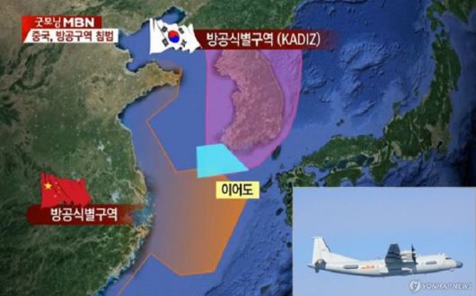 이어도는 한국과 중국의 배타적 경제수역이 중첩되는 지점에 위치하고 있다. 우하단 사진은 한국 방공식별구역에 진입했던 것으로 알려진 중국 군용기 기종/사진=연합뉴스