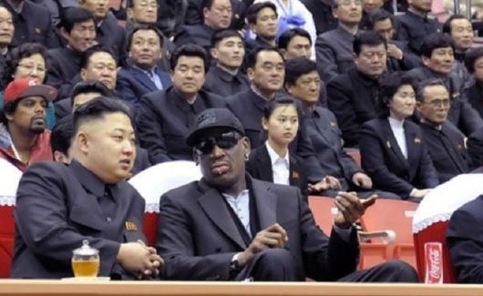 2013년 평양에서 함께 농구경기를 관람하는 김정은과 데니스 로드맨/사진=로동신문