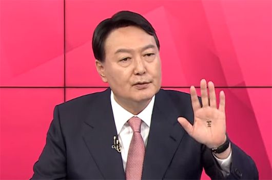 윤석열 전 검찰총장, TV토론 때 손바닥에 "왕(王)"자 포착 [MBN]
