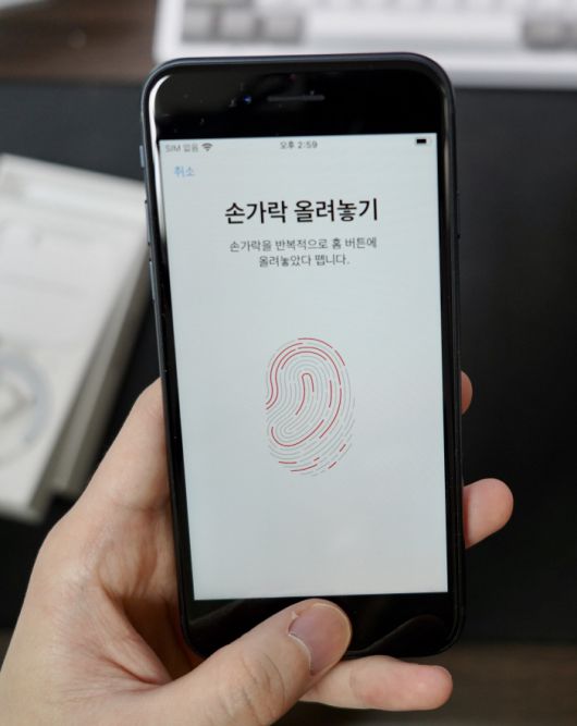 아이폰 SE 지문인식을 사용하는 모습