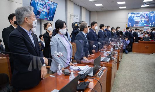 27일 국회에서 열린 법제사법위원회 전체회의에서 검찰청법·형사소송법 개정안이 기립표결로 통과되고 있다. 2022.4.27 [공동취재]