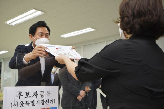 오세훈 서울시장이 12일 서울 종로구 서울시선거관리위원회를 방문해 서류를 접수하고 있다. 2022.5.12 [사진 = 연합뉴스]