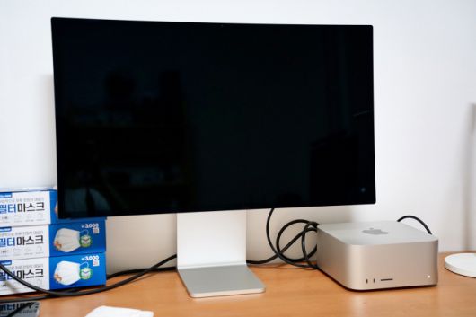 스튜디오 디스플레이의 전원을 끈 모습
