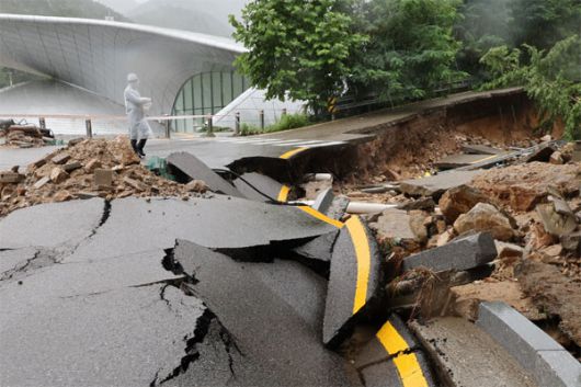 9일 서울대학교 관악캠퍼스 내 도로가 심하게 파손돼 있다. [사진 = 연합뉴스]