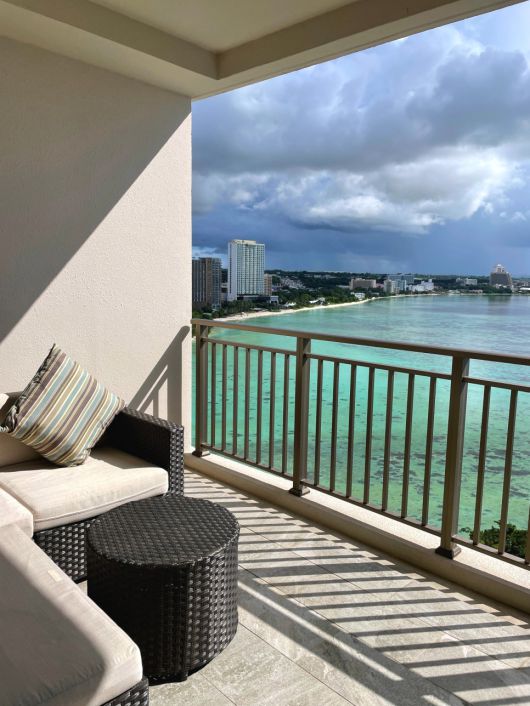 객실 발코니. 투몬 비치를 한눈에 내려다볼 수 있다.  /사진= 강예신 여행+ 기자