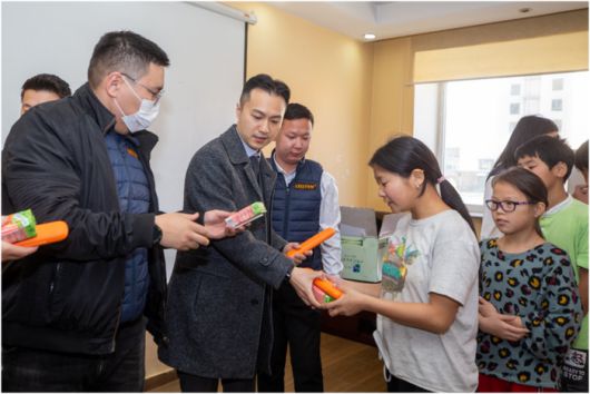 올해 7월 부임한 오스템임플란트 배형권 몽골법인장(좌쪽에서 두 번째)이 현지 어린이들에게 구강건강관리 교육을 마친 후 양치 키트를 선물하고 있다.