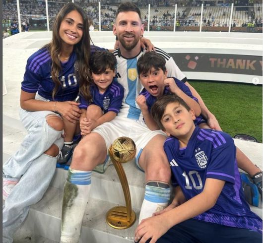 리오넬 메시와  아내 로쿠조 그리고 세 아들이 월드컵 우승 기쁨을 함께 나누고 있다. [사진출처 = 안토넬라 로쿠조]