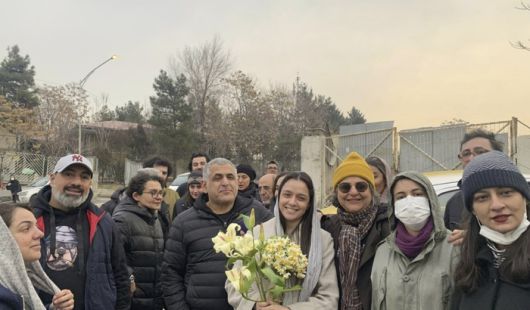 이란의 유명 배우 타라네 알리두스티가 4일(현지시간) 테헤란 에빈교도소 앞에서 지인들과 석방을 자축하며 기념촬영하고 있다. [사진 = 연합뉴스]