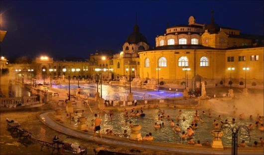 세체니 온천 야외 수영장 / 사진=플리커