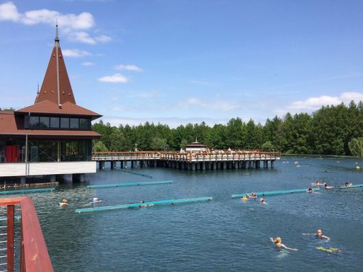 헤비스 호수에서 온천욕을 즐기는 사람들 / 사진=플리커