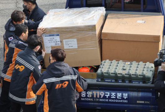 7일 경기도 남양주시 중앙119구조본부 수도권119특수구조대에서 튀르키예 지진 실종자 수색 등 대응을 위한 국제구조대원 등이 장비를 옮기고 있다. <사진=연합>