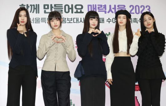 걸그룹 뉴진스가 16일 오전 서울시청에서 열린 ‘서울특별시 홍보대사 감사패 수여 및 위촉식’에 앞서 포즈를 취하고 있다.  [자료 = 연합뉴스]