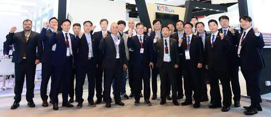 IDEX에 참가한 국내 방산 중소기업 대표들이 행사장에 모여 화이팅을 외치고 있다. [사진제공=한국방위산업진흥회]