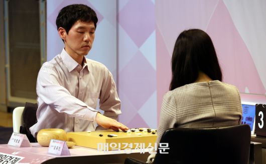 11일 명지전문대 체육관에서 ‘매일경제 여자바둑 대잔치’가 열린 가운데 이창호  9단과 오유진 9단이 기념대국을 하고 있다.. 2023.3.11. [이승환기자]