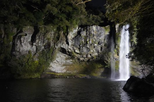 조명을 받아 빛나는 천지연 폭포
