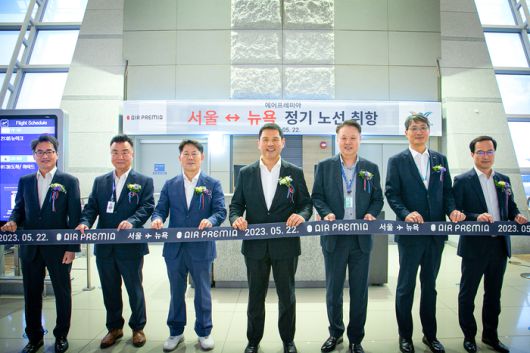 에어프레미아 인천~뉴욕 노선 신규 취항식에 참석한 내빈. 사진 왼쪽부터 박광은 에어프레미아 전략본부 전무, 강신철 에어프레미아 화물사업본부 부사장, 김정규 타이어뱅크 회장, 이종철 JC파트너스 대표, 유명섭 에어프레미아 대표, 조종호 인천국제공항 처장, 박영철 에어프레미아 경영본부 부사장 / 사진 = 에어프레미아