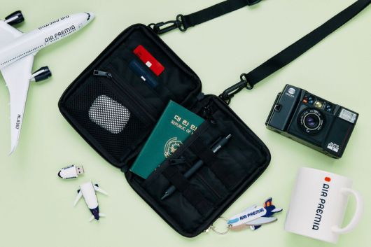 로우로우 친환경 소재 패스포트백 / 사진 = 에어프레미아