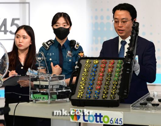 로또 생방송 공개에 앞서 설명회가 진행되고 있다. 사진 ㅣ강영국 기자