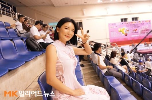 관중석에서 V자를 그려보이는 김슬기 BJ. 그는 베트남 관중들이 실시간 현장중계를 신기해 하며 많이 도와줬다며, 베트남 전통 의상인 아오자이 차림이어서 더 좋아한거 같다고 했다.