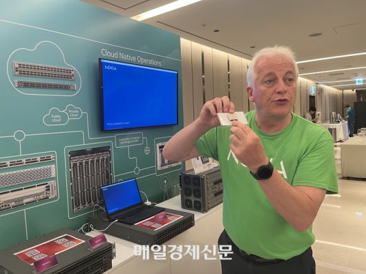 페리 폴먼(Perry Poehlmann) 노키아 아태지역 및 일본 마케팅 총괄이 5nm 공정으로 제작된 노키아의 차세대 리프샤크 반도체를 소개하고 있다. [사진 = 정호준 기자]