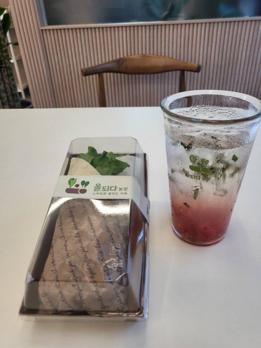 랩 샌드위치와 토마토바질 에이드/사진=강찬미 여행+기자