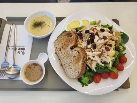 닭가슴살 샐러드/사진=강찬미 여행+기자