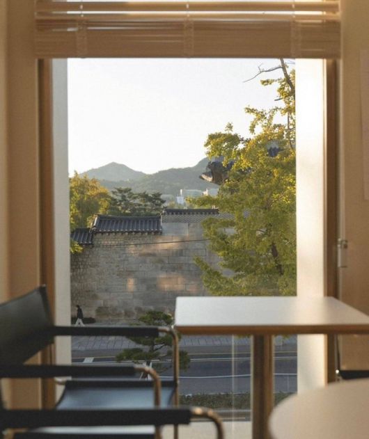 창 밖으로 보이는 풍경/사진=wo_oro 인스타그램