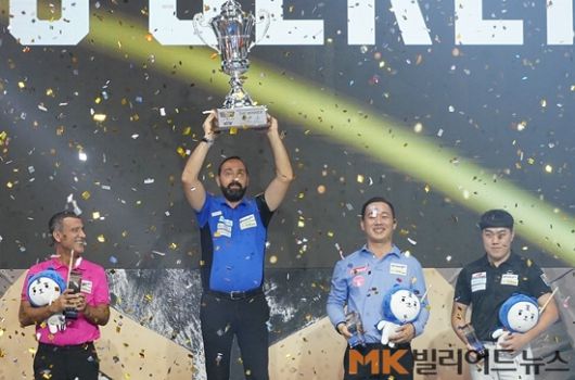 시상대 맨 꼭대기에 선 니코스. 그에겐 당구선수 경력 25년만에 세계 대회 첫 정상이다.