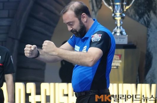 ‘참 심플한 세레모니’ 평소에도 거의 감정을 드러내지 않는 니코스는 우승을 확정짓는 순간에도 겨우(?) 두 손을 불끈 쥐며 기뻐했다.