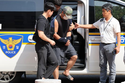 연인을 목 졸라 살해한 혐의를 받는 현직 해양경찰관 최모 순경이 지난달 18일 오전 광주지방법원 목포지원에서 열린 구속 전 피의자 심문(영장실질심사)에 출석하고 있다. [사진 출처 = 연합뉴스]